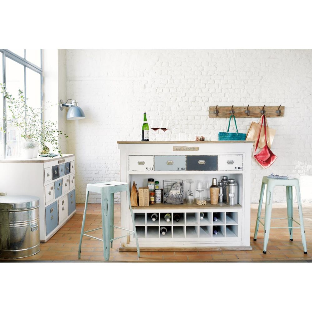 Son muebles de madera pintados en blanco, con compartimentos para Son muebles de madera pintados en blanco, con compartimentos para